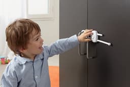 Safety 1st Secret Button SLide Lock image 4